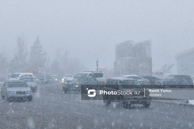 Qarlı havada respublika yollarında baş verən qəzalar: Üç ölüm, 21 xəsarət